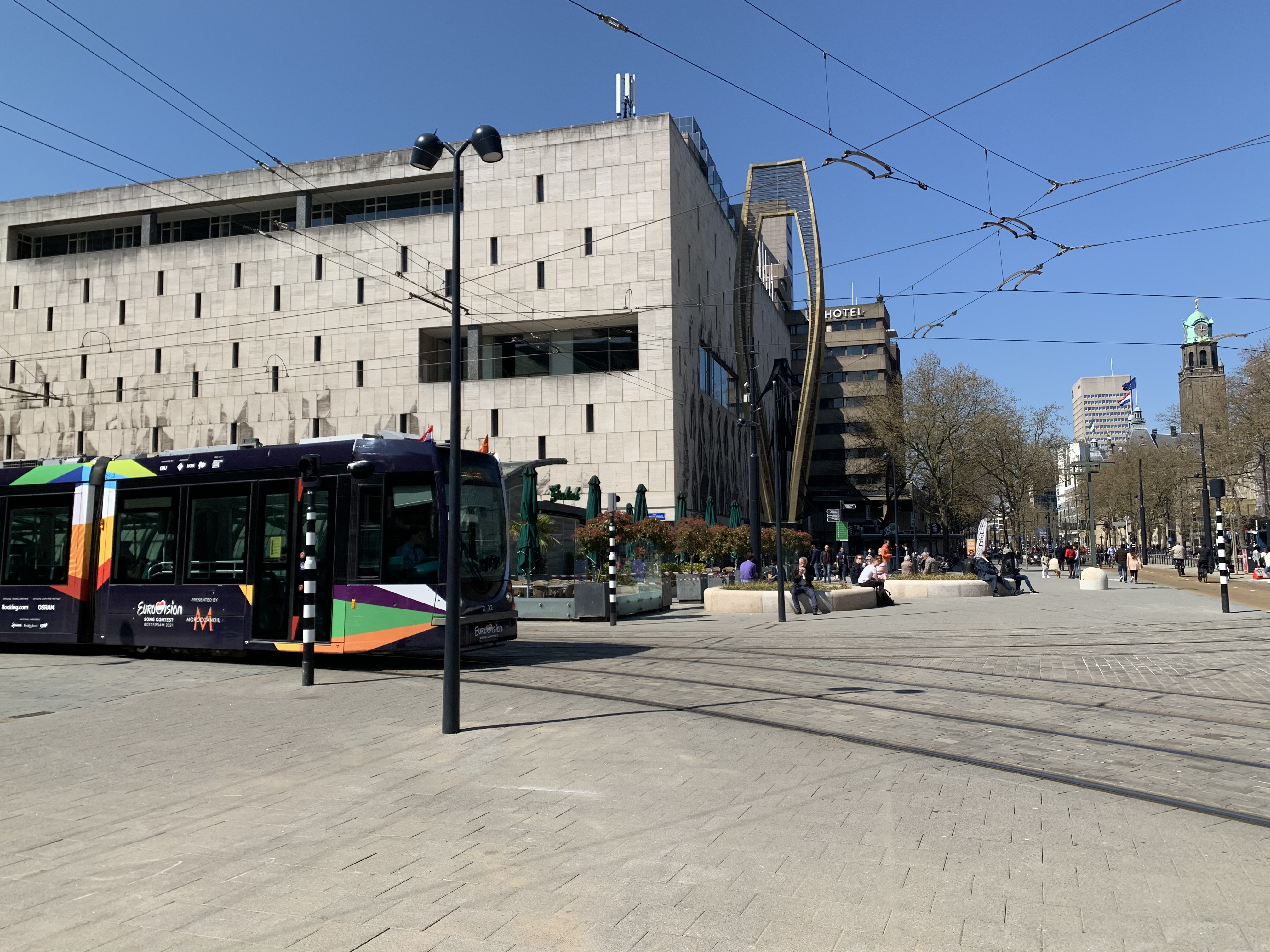 This is the Coolsingel and this crossroad is where the trams ride through the city centre