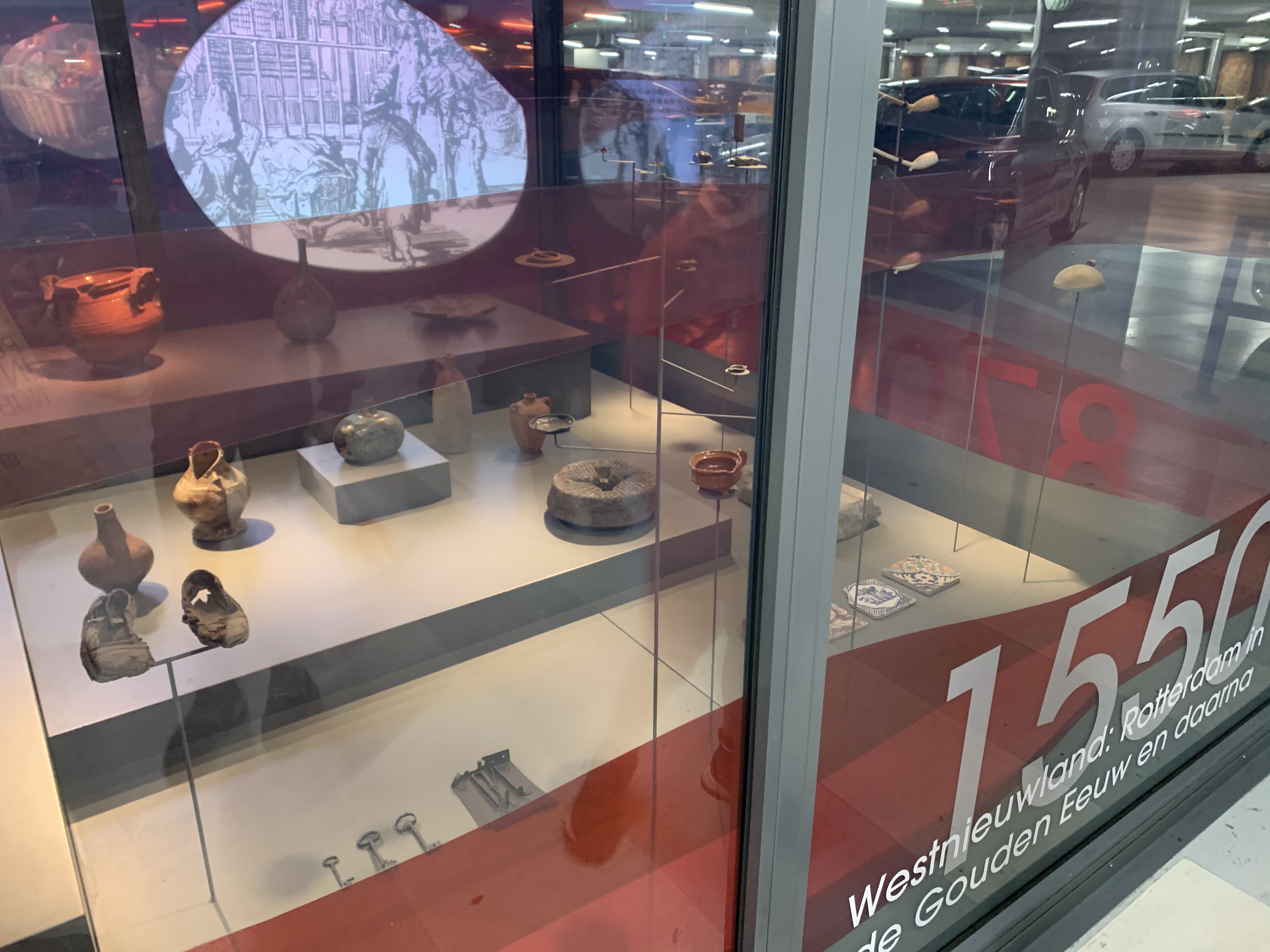 This is a part of the display of all that has been found while digging the Markthall and the apartments in this part of the city. The exhibition on display of archeological finds from medieval Rotterdam, excavated during the building and construction.