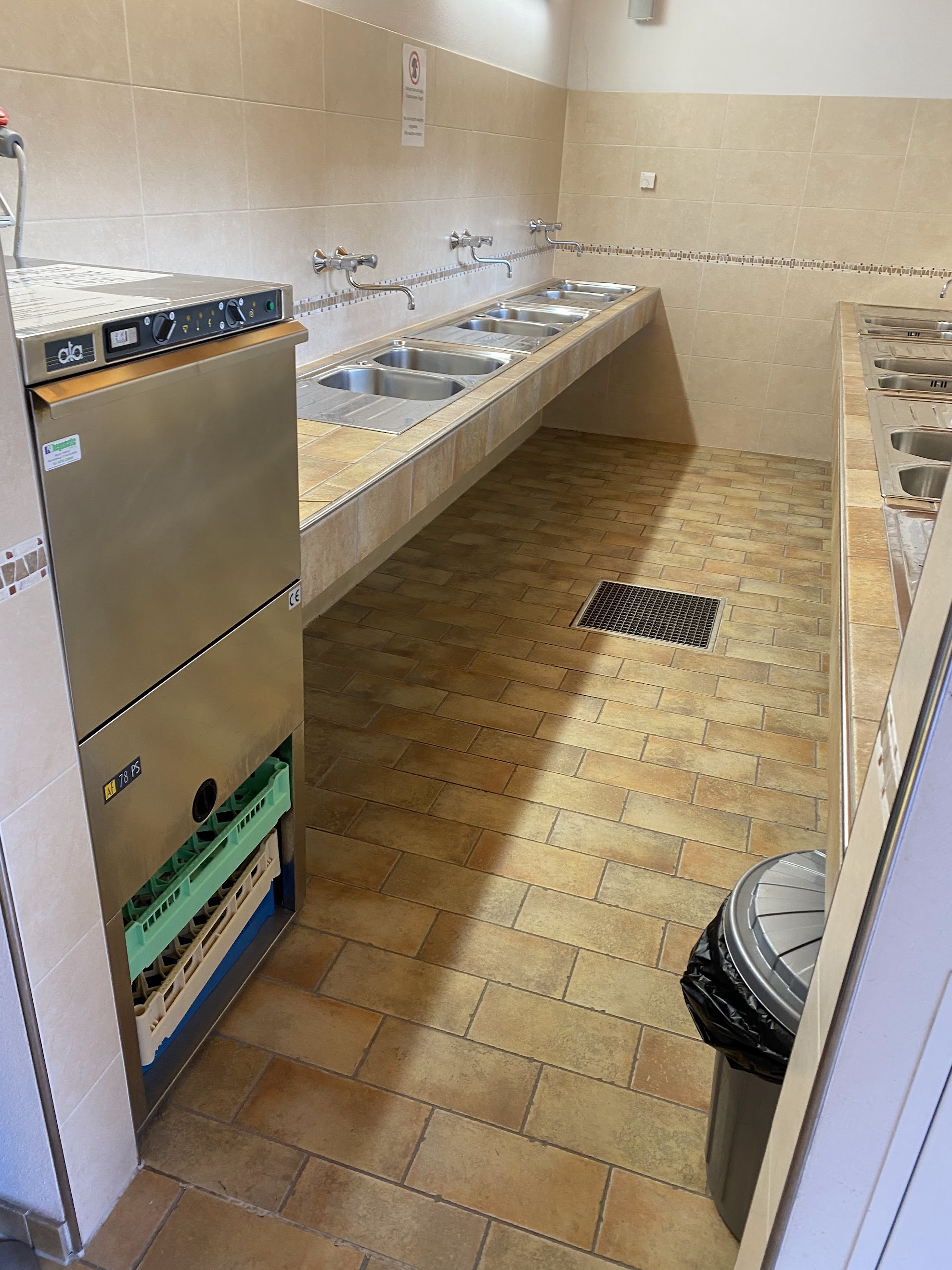 Is that a dishwasher? I need one of these back home :) badly