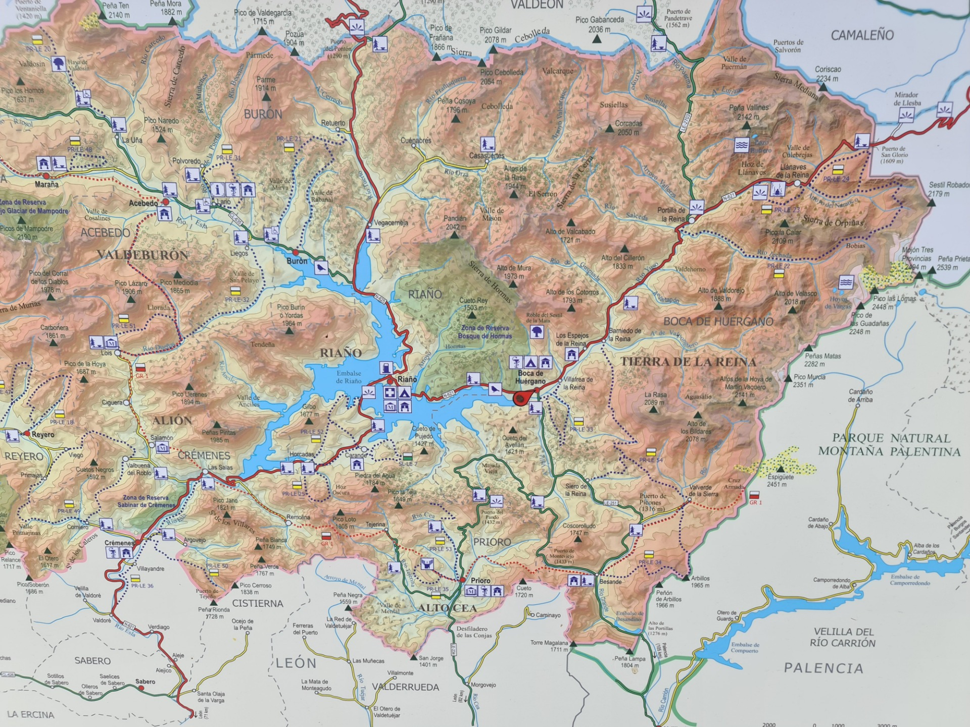 Detailed map (hiking trails, rivers, etc.) of the Leonese Picos de Europa and Boca de Huergano village location (red marker).