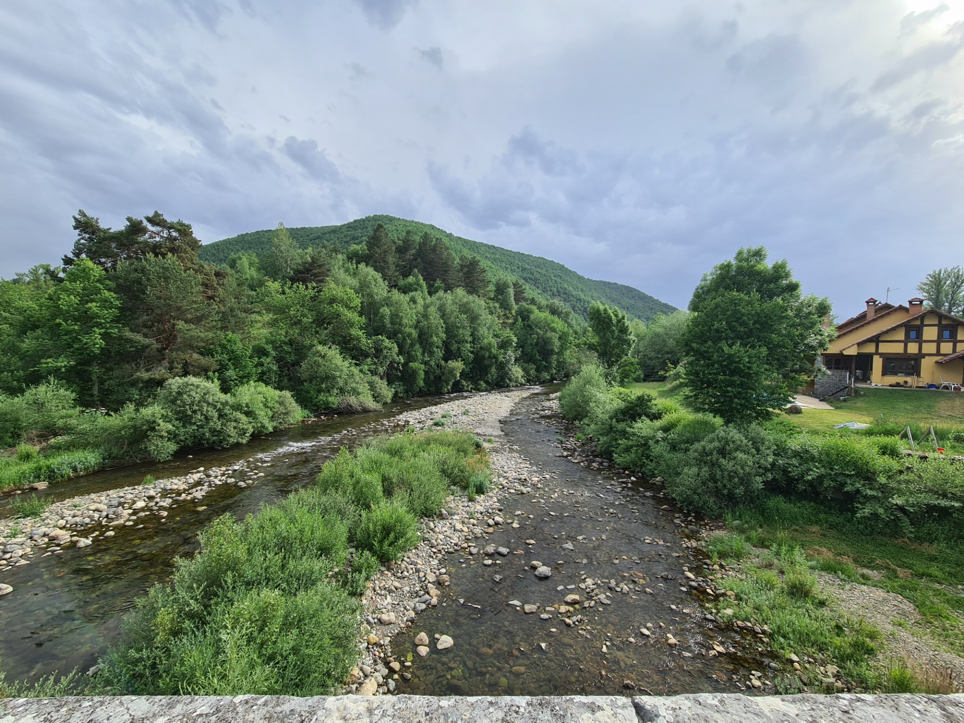 Esla river and a house, from the bridge (1).