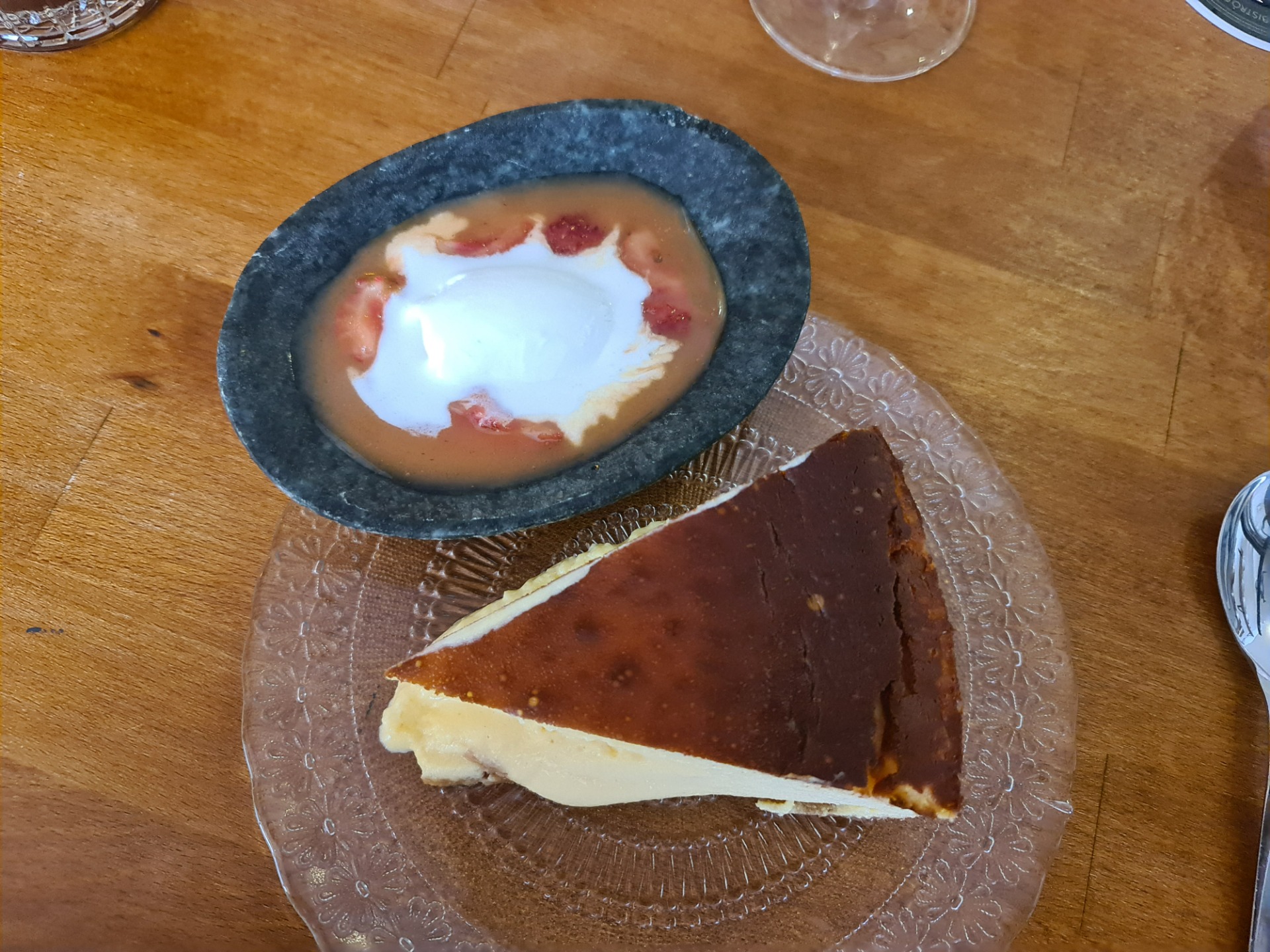 Payoyo cheese (Andalusian sheep and goat cheese) cheesecake with reduced milk ice cream and berries (€9) (3). 