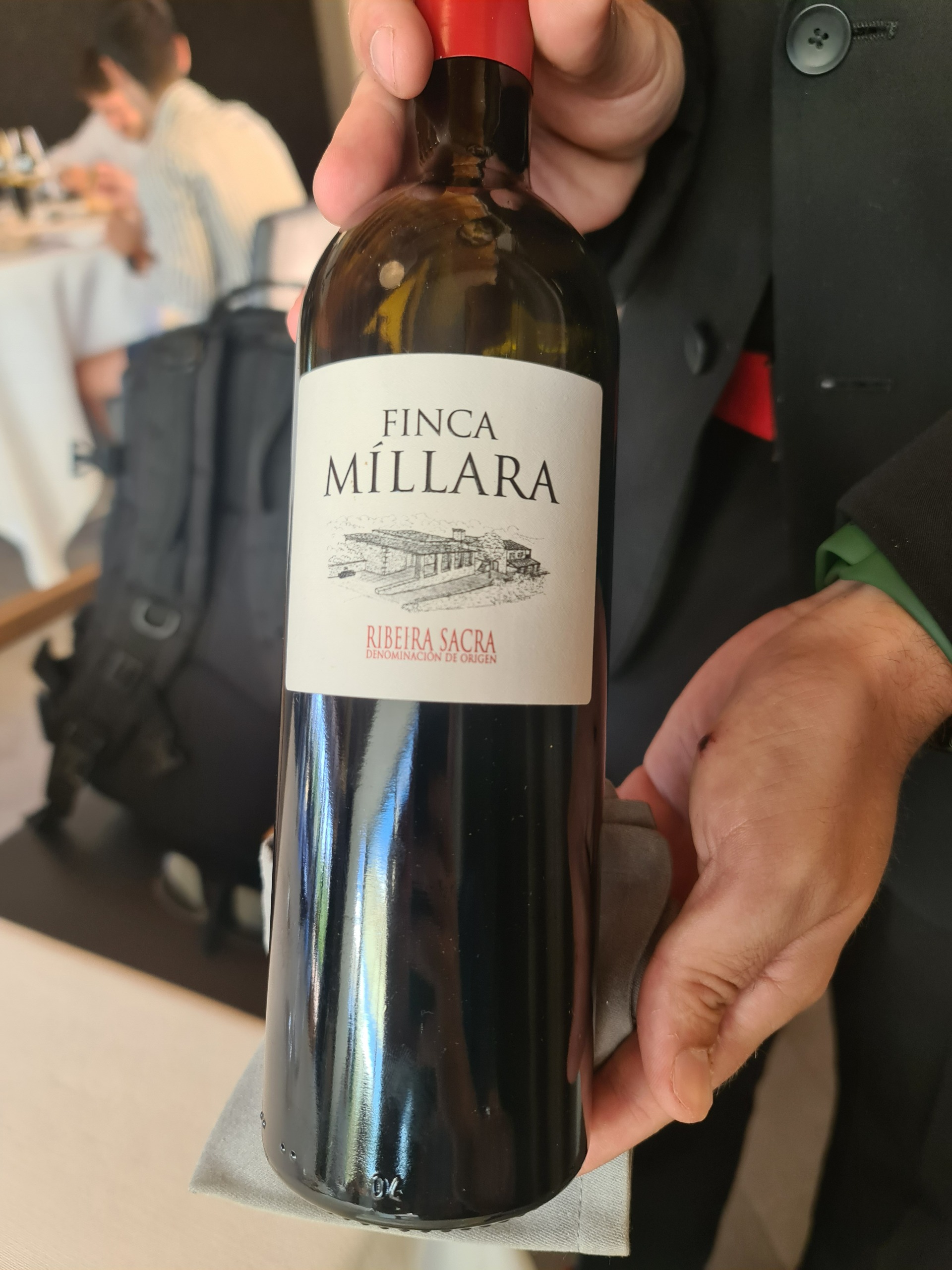 Red wine 100% from Mencia centennial vines in medieval vineyards in the very heart of the inaccesible Ribeira Sacra (Galicia) - Silky and sweet with tannins very integrated - Complex in aromas and red fruits and floral notes (€50/bottle, at the restaurant).