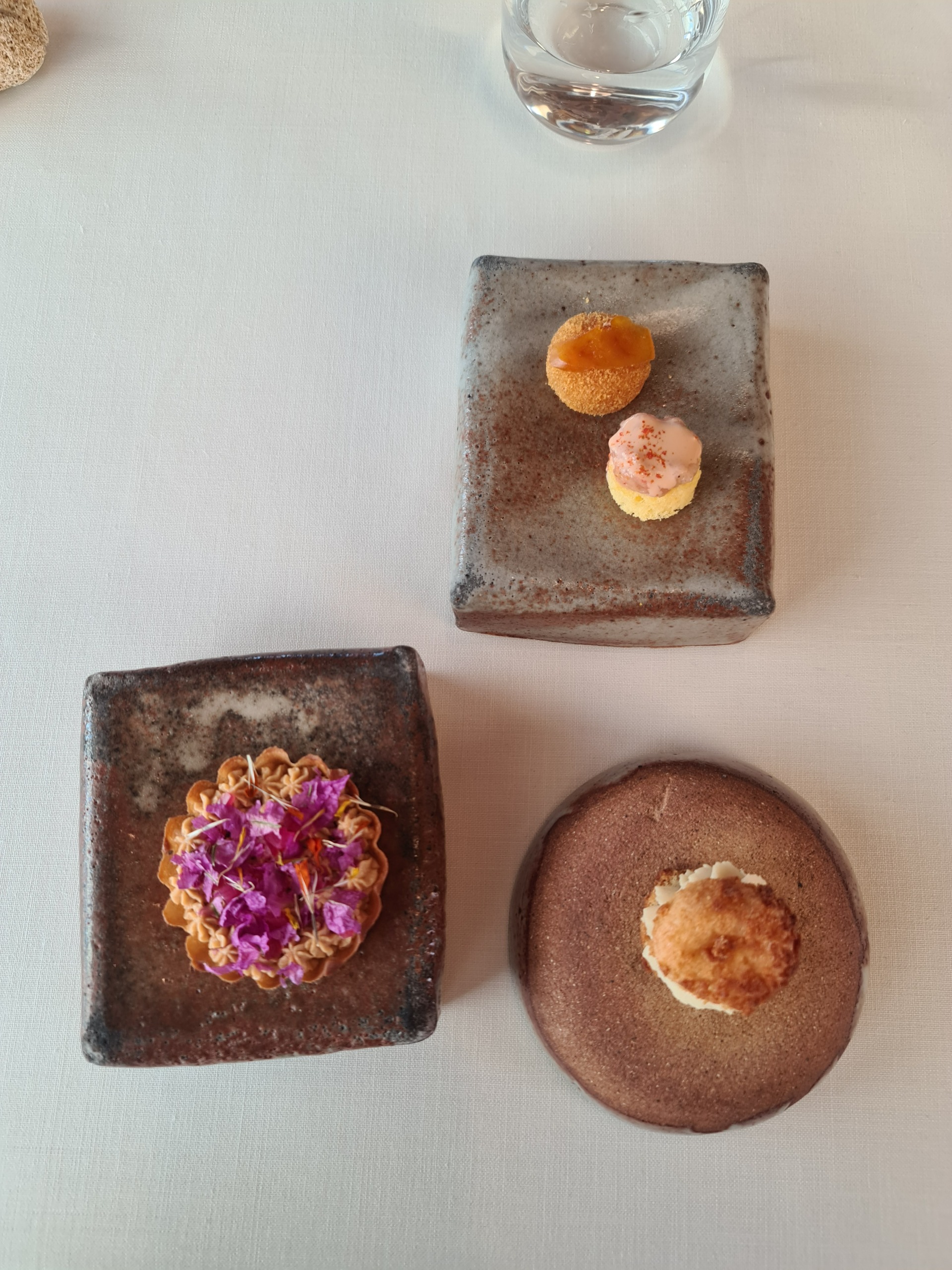 ”Marine Pastisserie”, second series of snacks from the tasting menu.1.- Cod brandade fritter.2.- Crispy red mullet foie tartlet 🔝🔝3.- Gray mullet roe gummy and sponge cake with shrimps. 