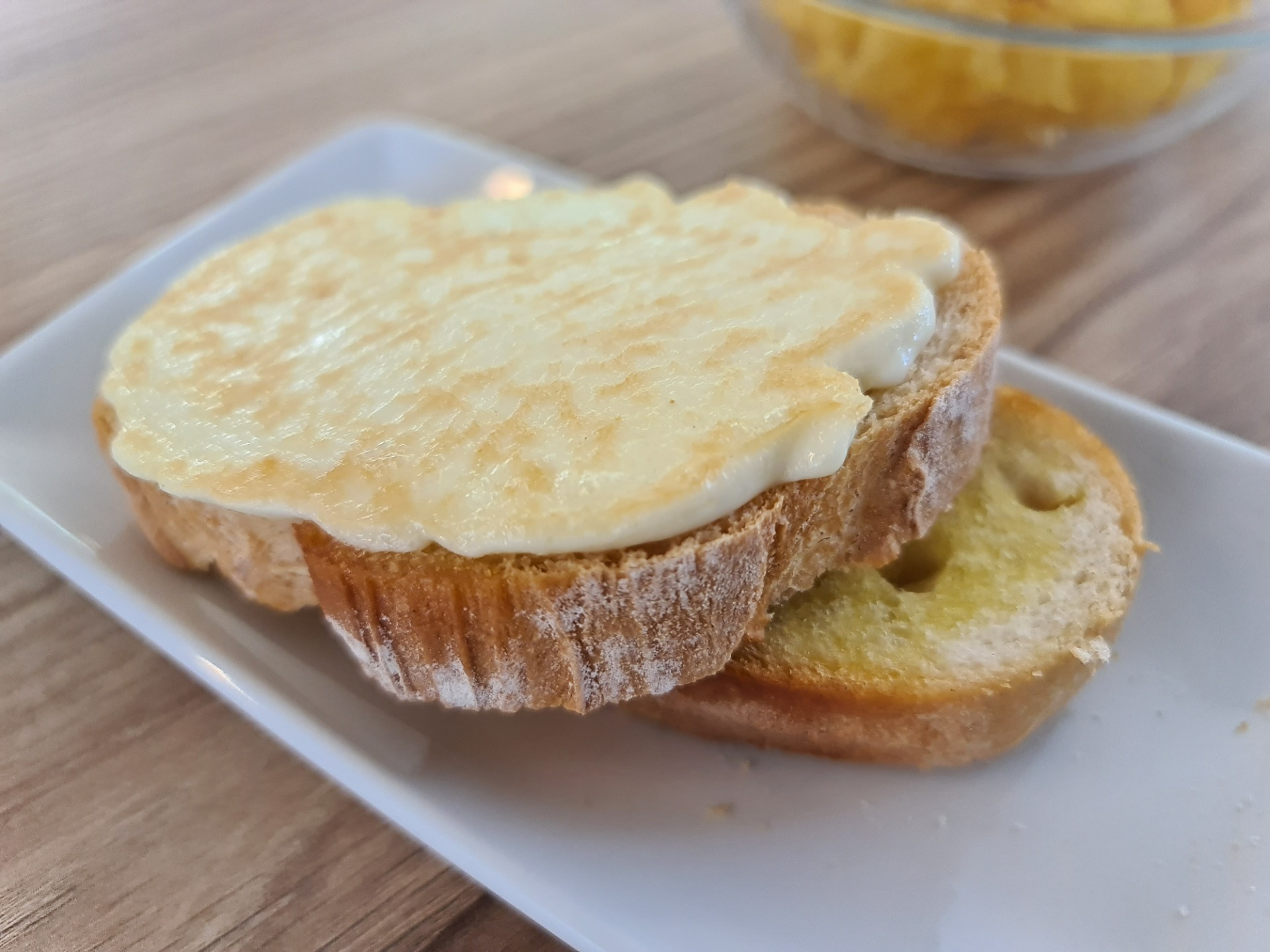 Artisan bread toast with homemade grilled aioli sauce - Second snack.