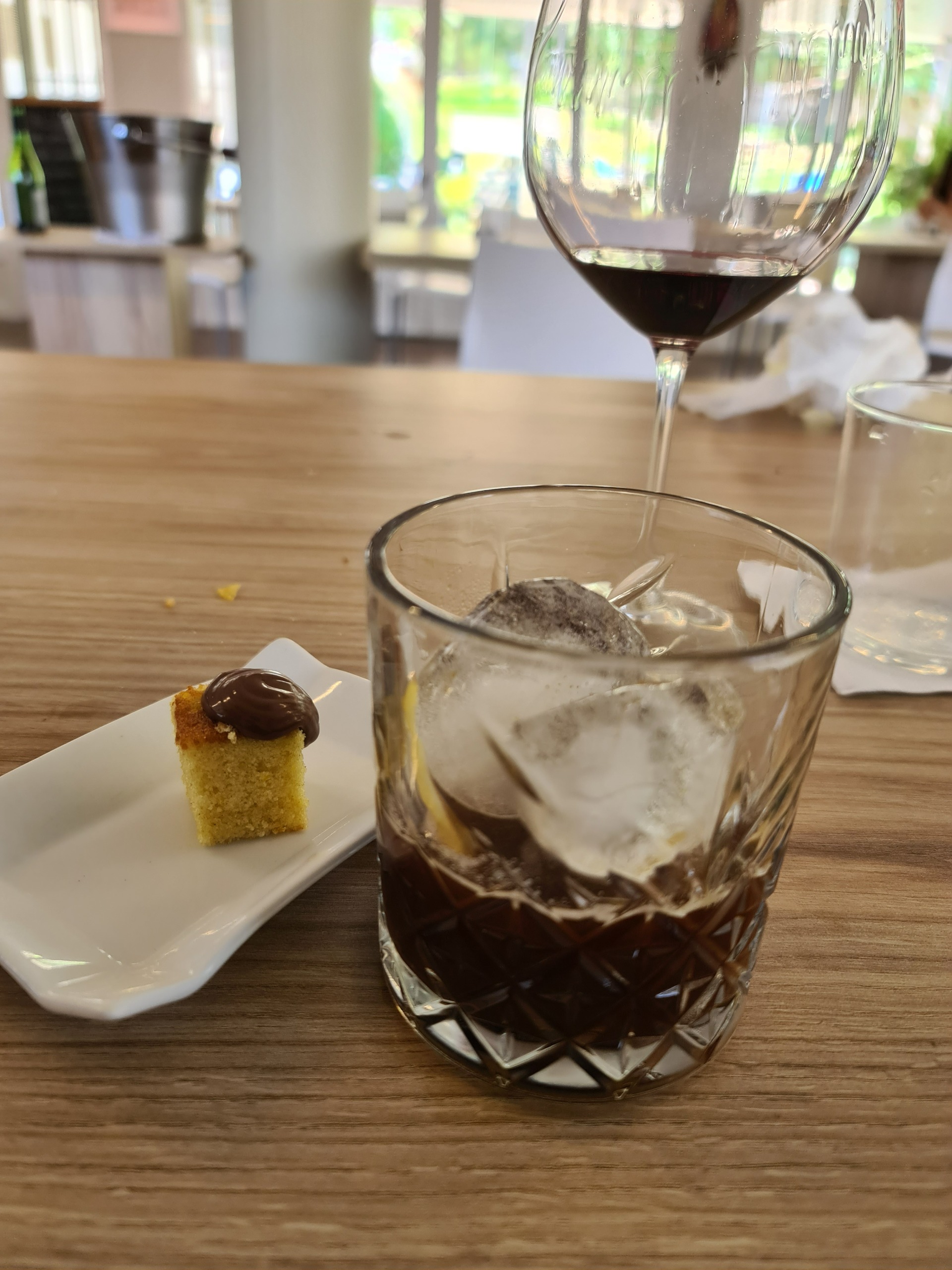 Petit Four and iced black coffee with lemon slice (€2.50).