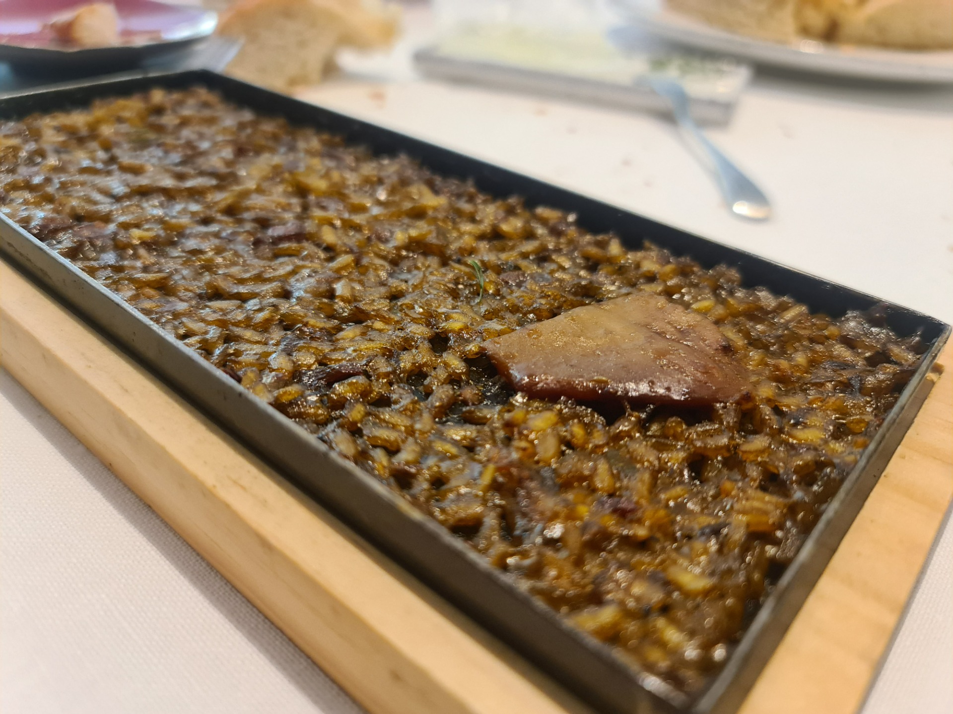 ”Arroz al cuadrado” (Squared rice): Rice with sea nettles and rooster combs (Seventh main course) (2).