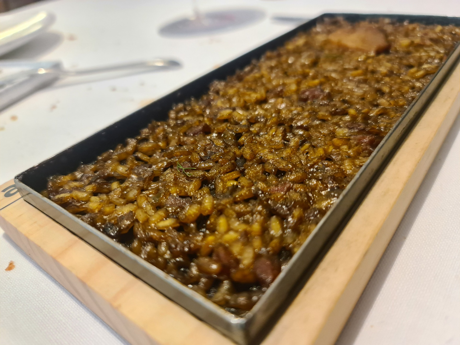 ”Arroz al cuadrado” (Squared rice): Rice with sea nettles and rooster combs (Seventh main course) (3).