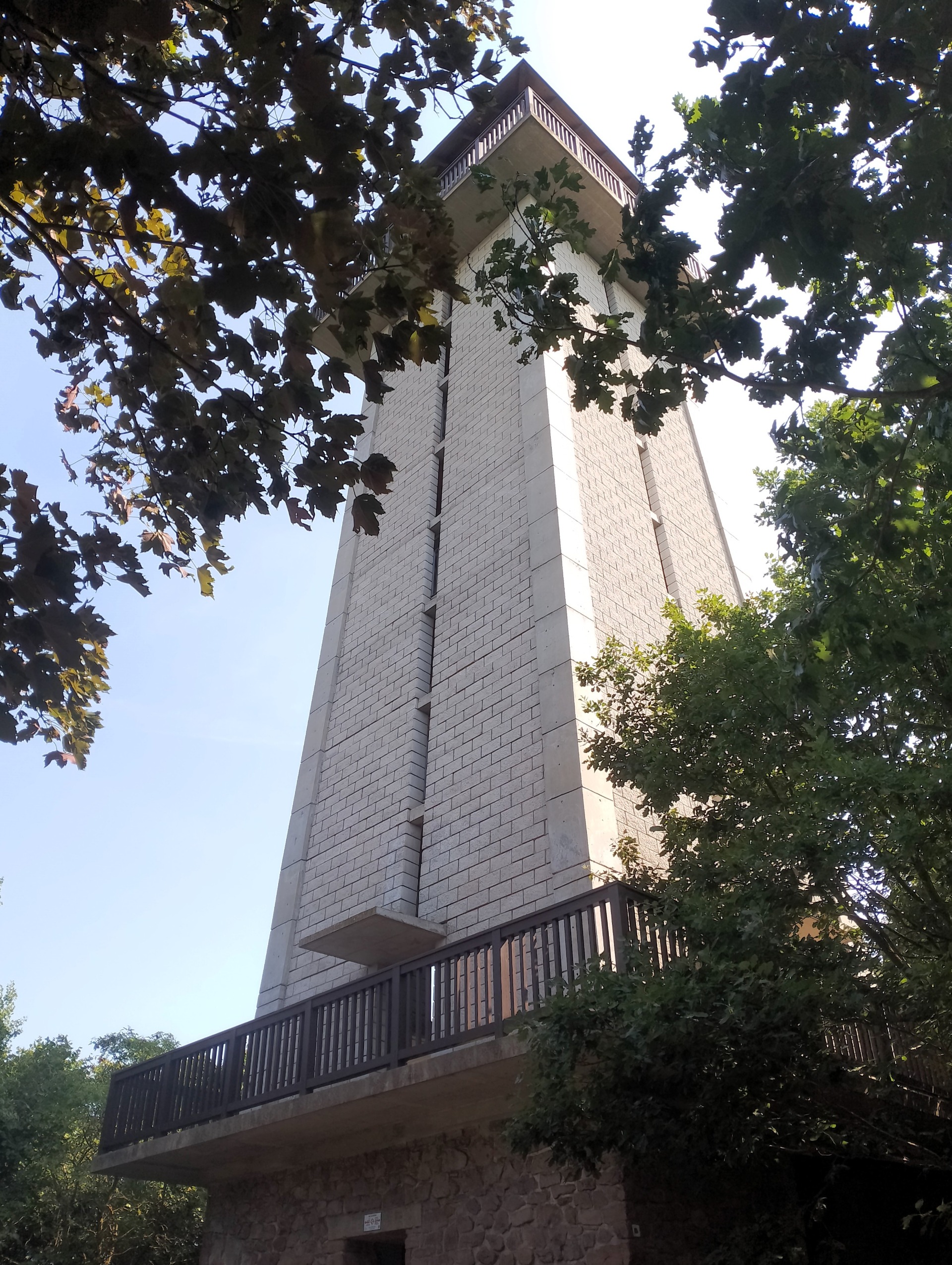 Teď už zbývá zdolat 133 schodů... Now all that’s left is to climb 133 steps...
