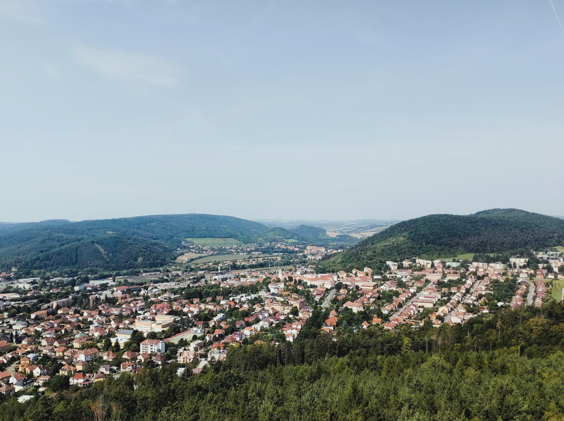 ...a naskytne se panoramatický výhled do okolí. Nad Tišnovem vpravo se tyčí Květnice, za úbočím Květnice je patrné Předklášteří; ...and a panoramic view of the surroundings opens up. To the right above Tišnov rises Květnice, and behind its slopes you can see Předklášteří.