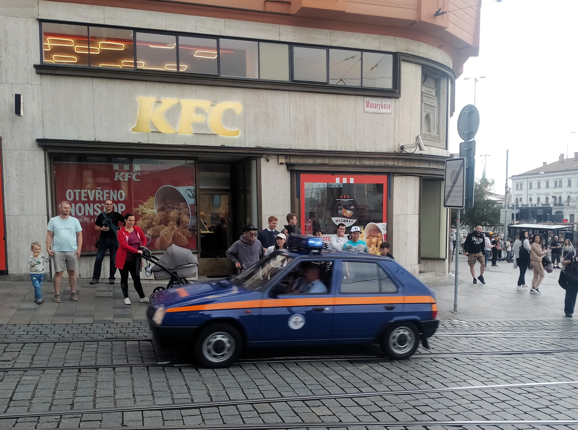 Na akci dohlížel historický dispečerský vůz. EN: Event was supervized by a historic dispatch vehicle.