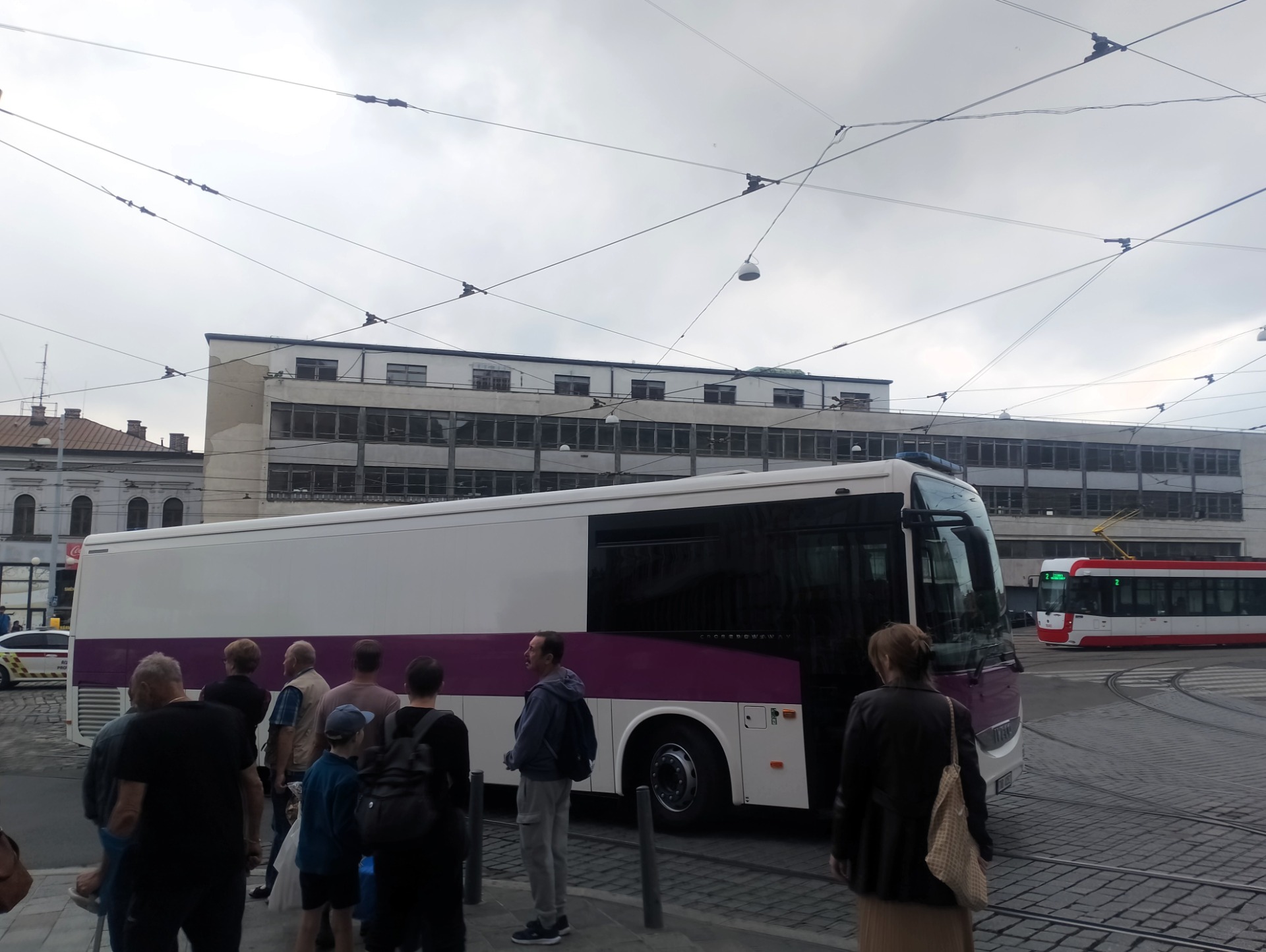 V sobotu se mohli svézt autobusem Vězeňské služby i bezúhonní občané. EN: No crime needed – on Saturday, anyone could hop on the Prison Service bus.