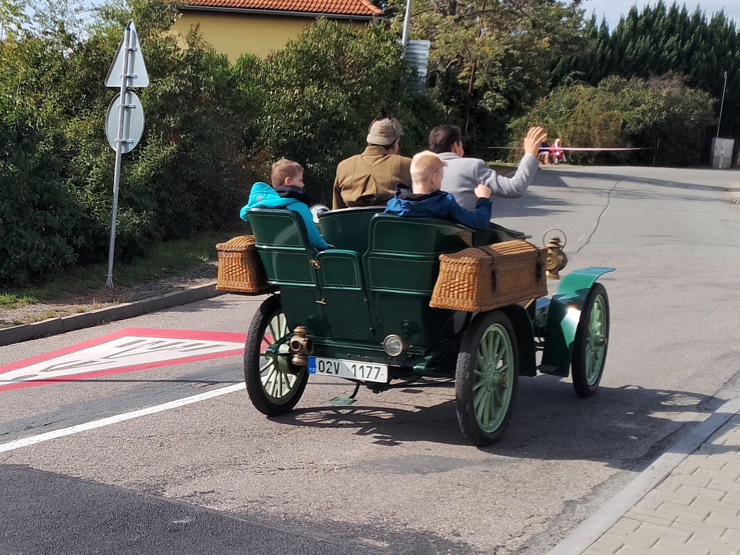 Vypadal jako kočár s motorem. EN: It looked like a motorized carriage.