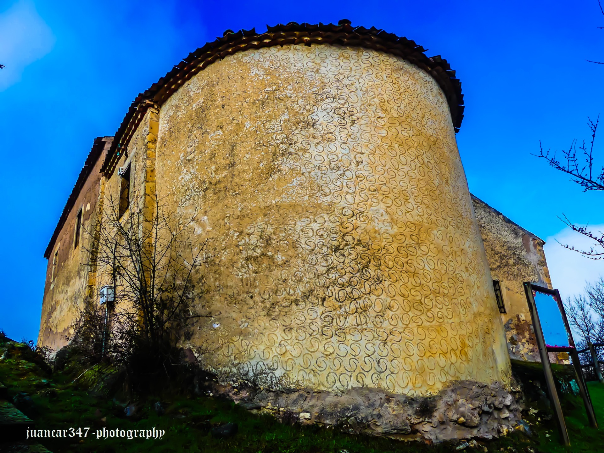 Siguero: Where Geometry Awakens the Traveler