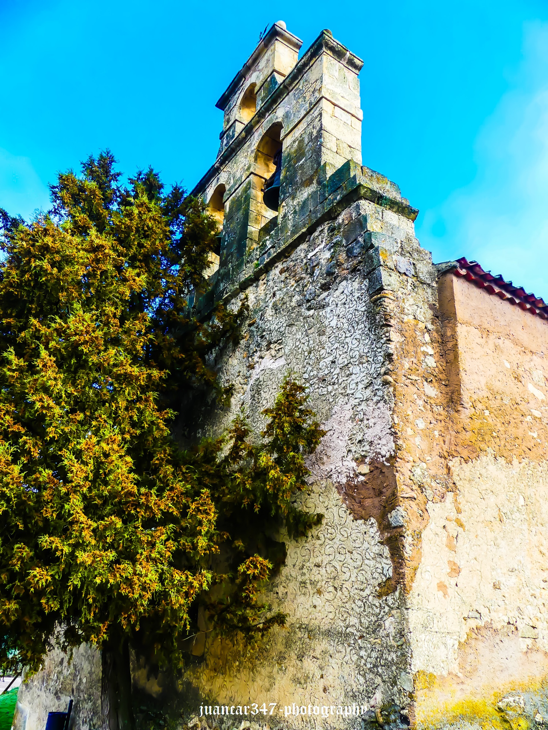 Siguero: Where Geometry Awakens the Traveler