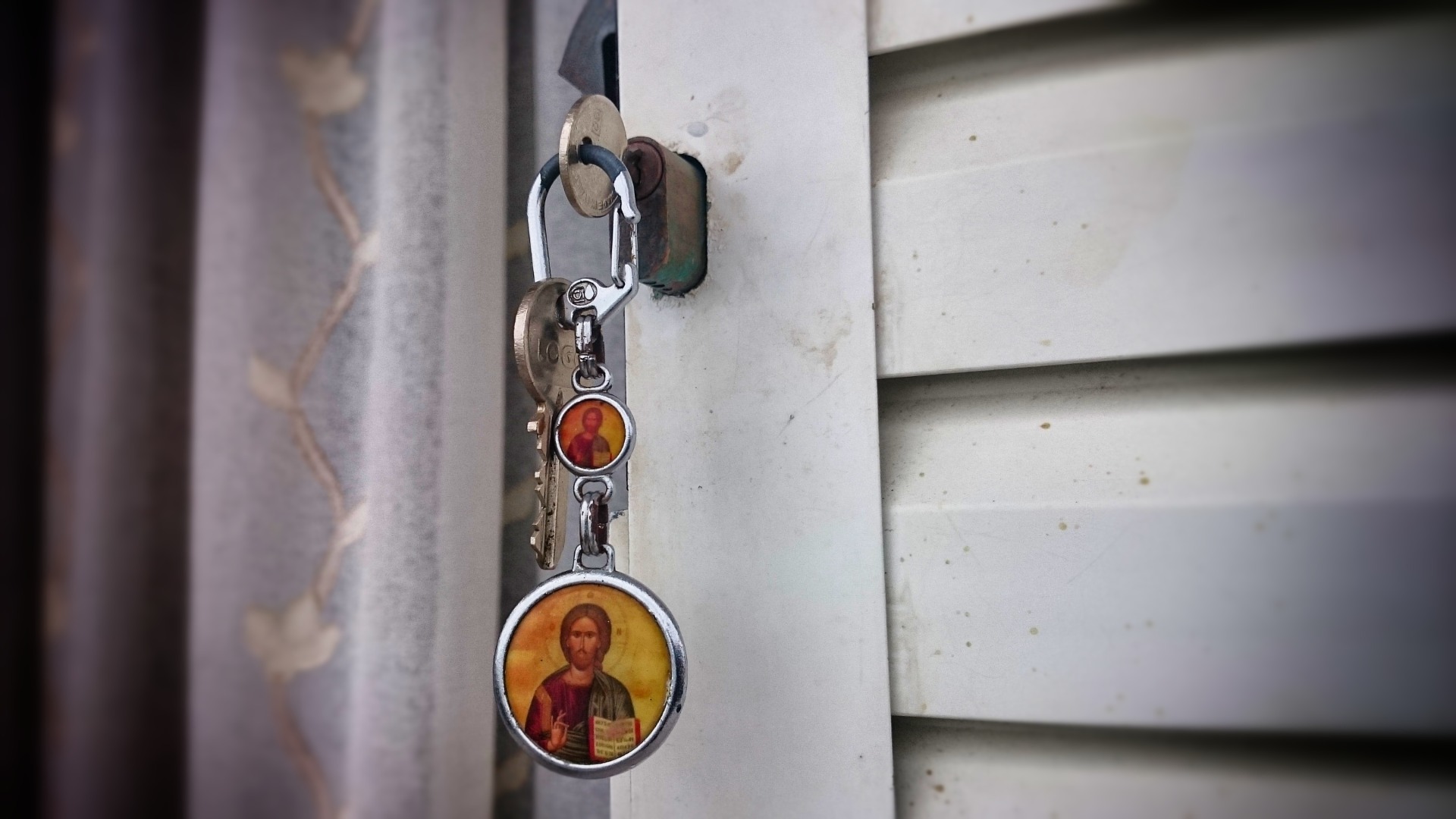 The holy key to the hotel room (hear this song!)