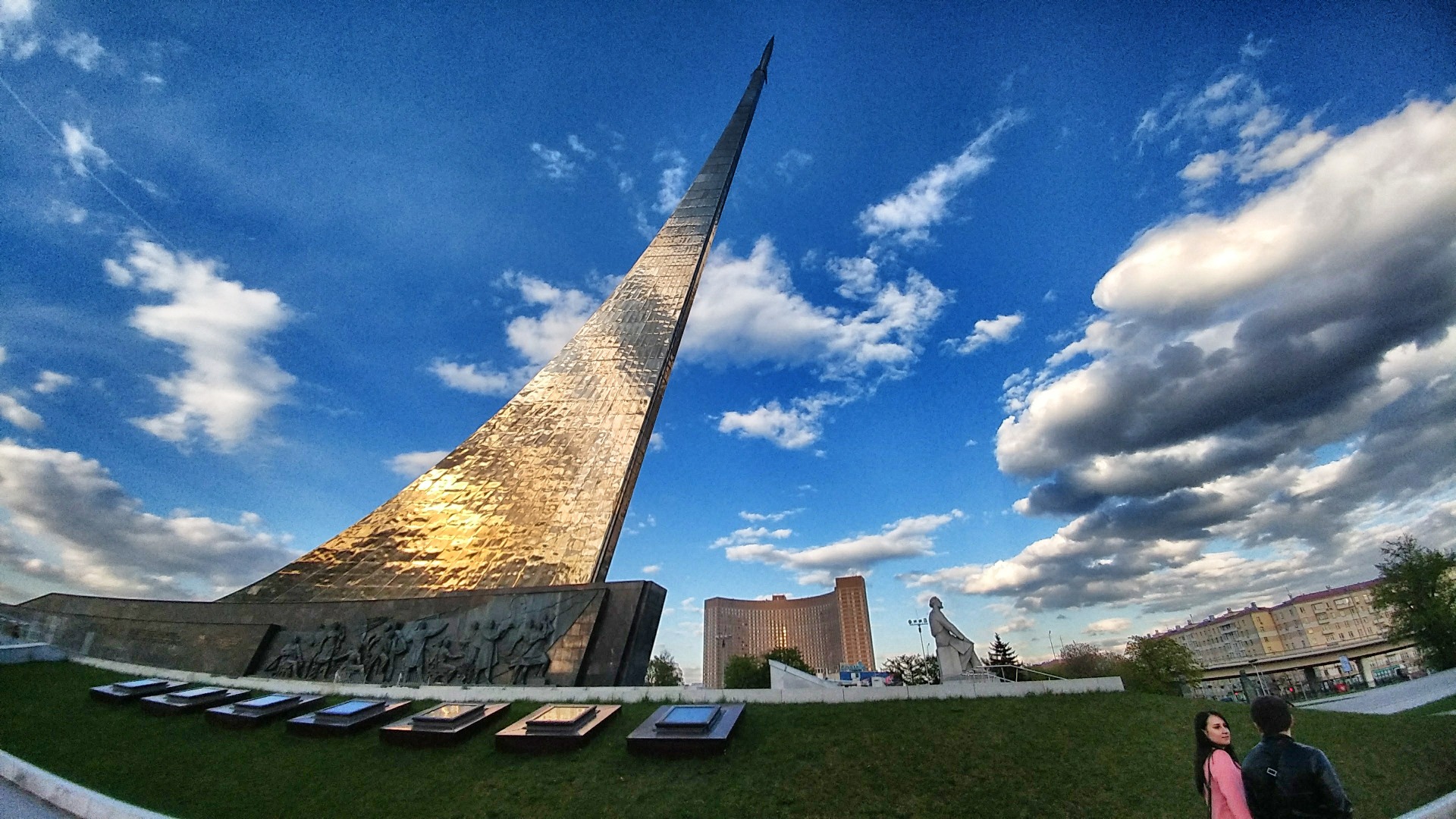 ”To the sky” cries the 10 meters high monument