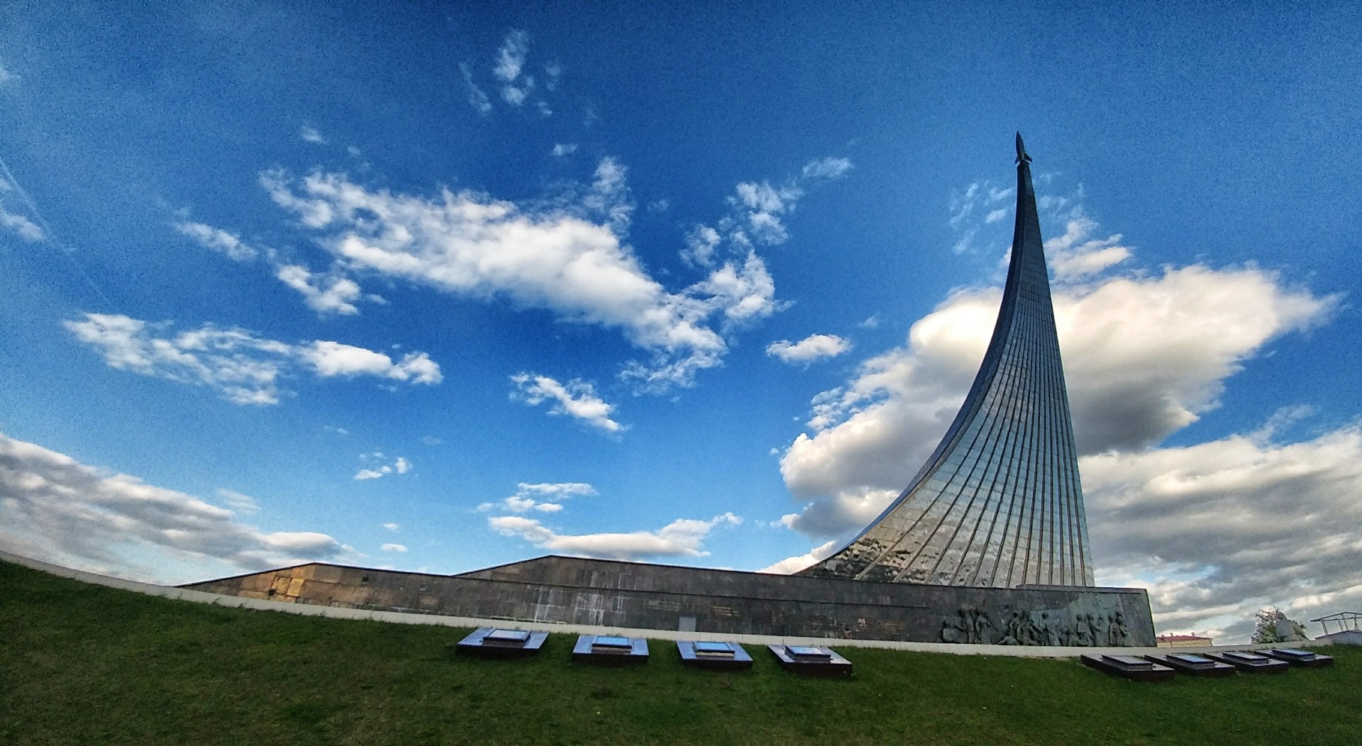 Glancing monument: The everlasting shiny space ship star