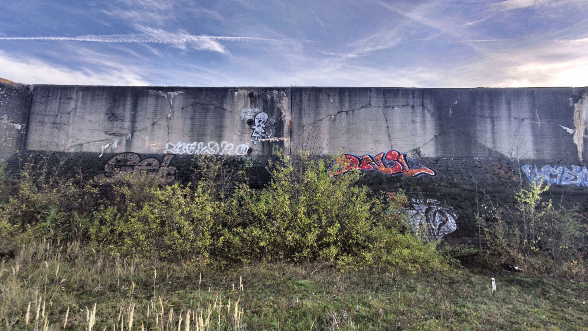 Seen from the side: A hundred of meters long concrete wall.