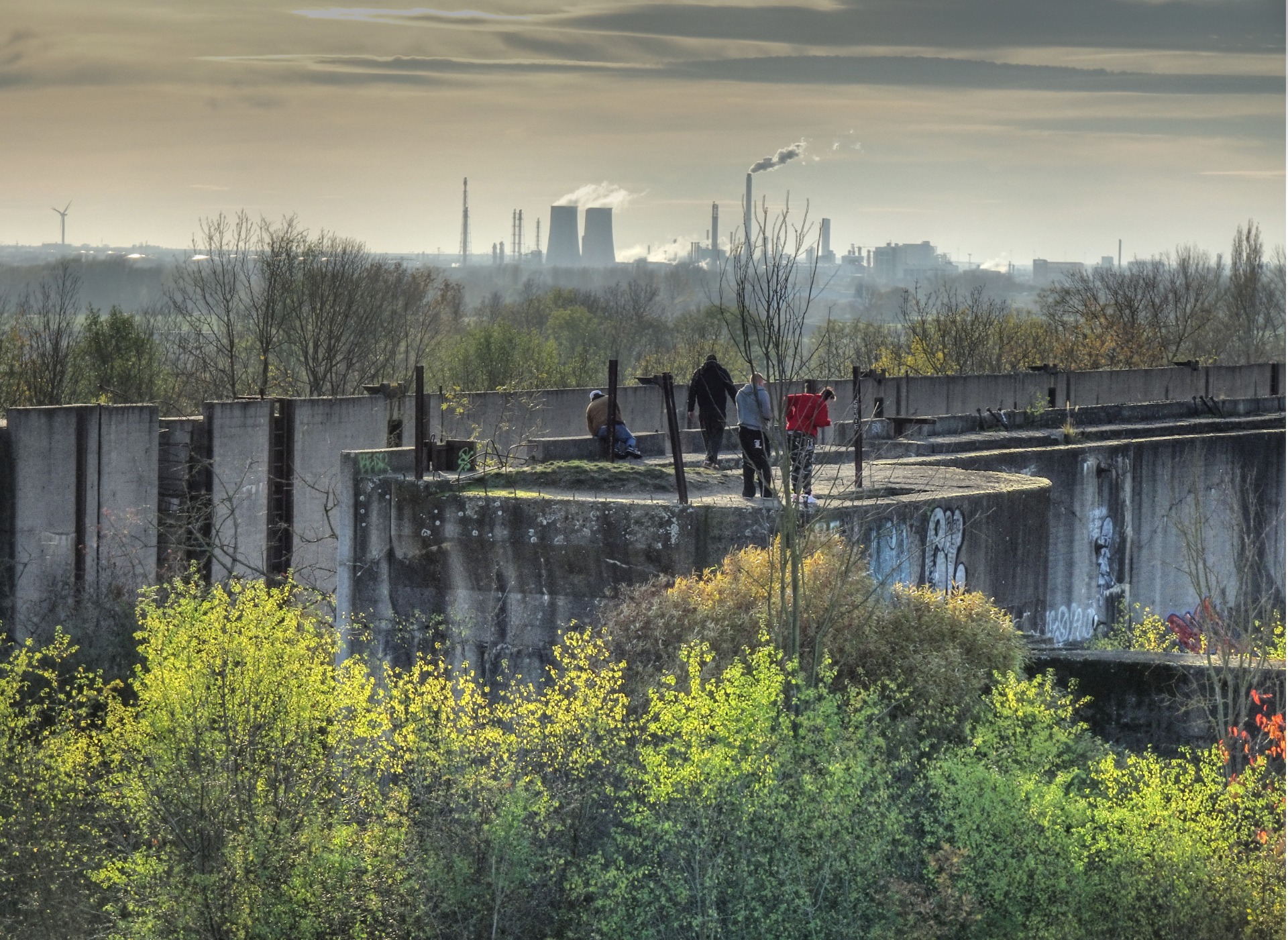Visitors at the roof top of the lock. At the horizon, you can see a giant chemical plant.