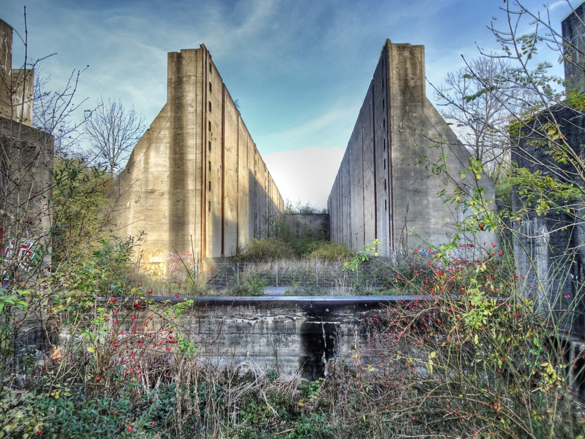 A lock on a dry land: The Concrete Monster waits for his future since 85 years.