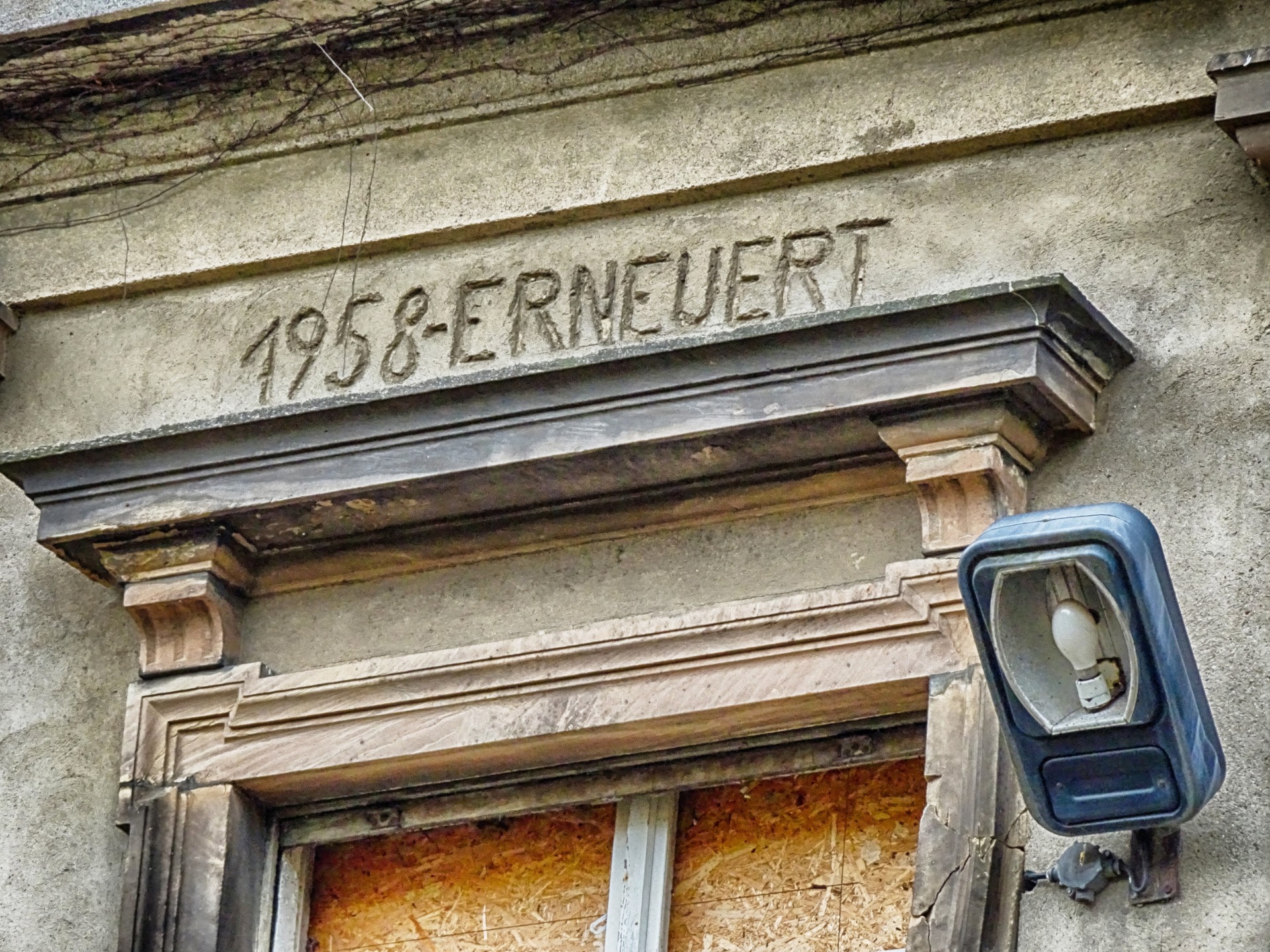 Traces of the last renovation
