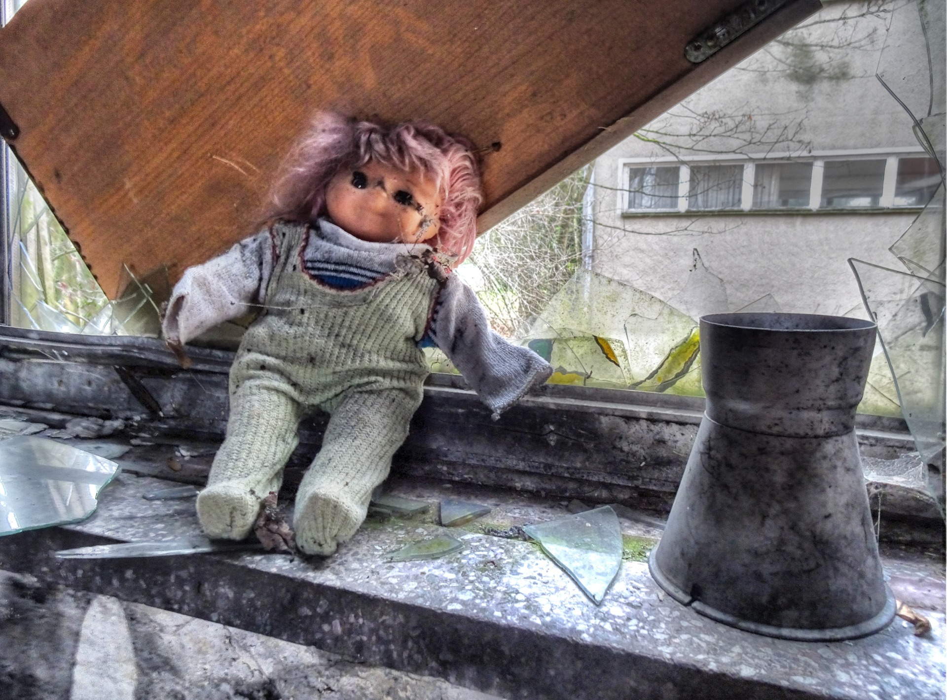 The Ghost on the hill: Ruins of childhoods