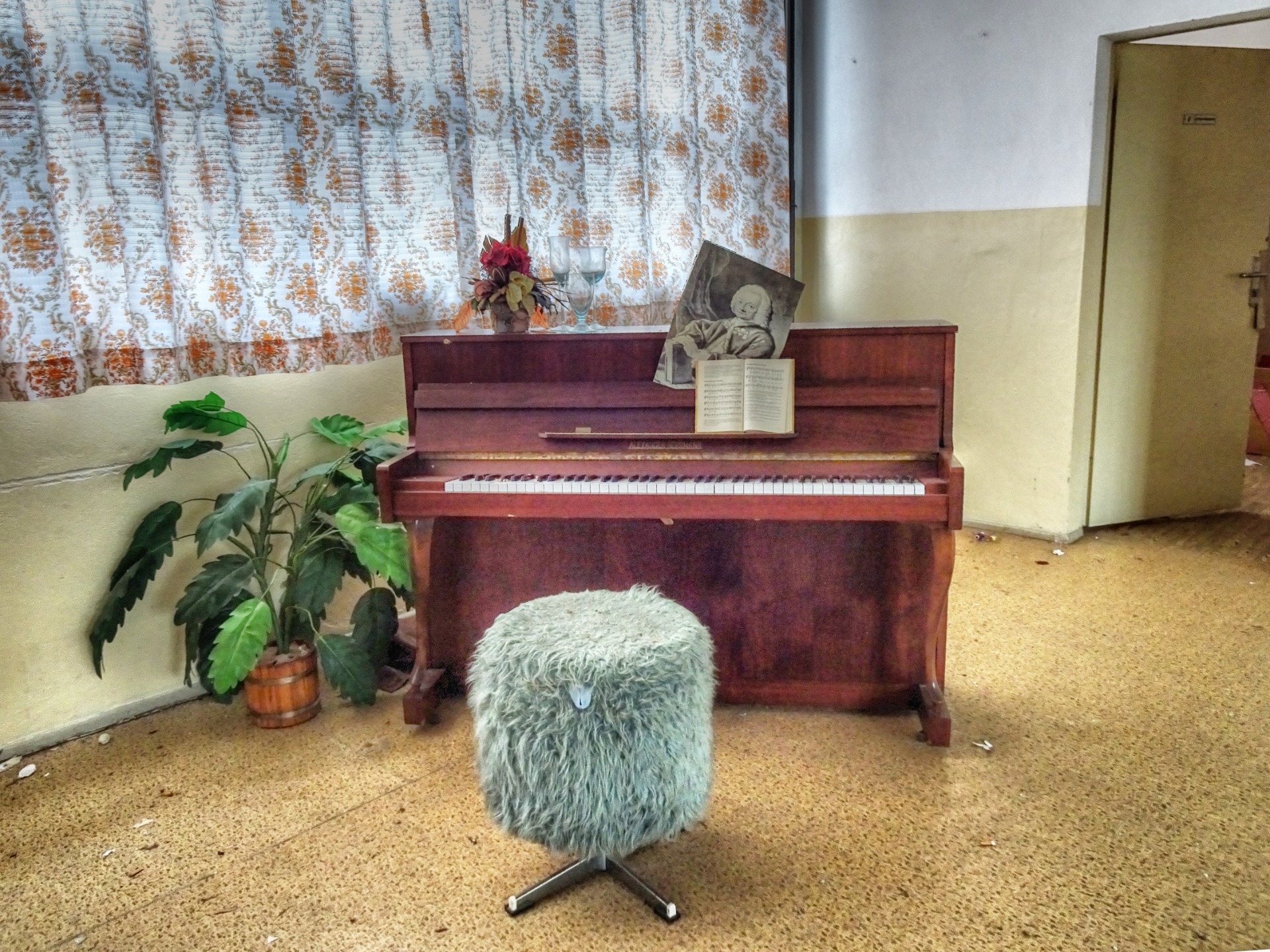 The Ghost on the hill: Ruins of childhoods