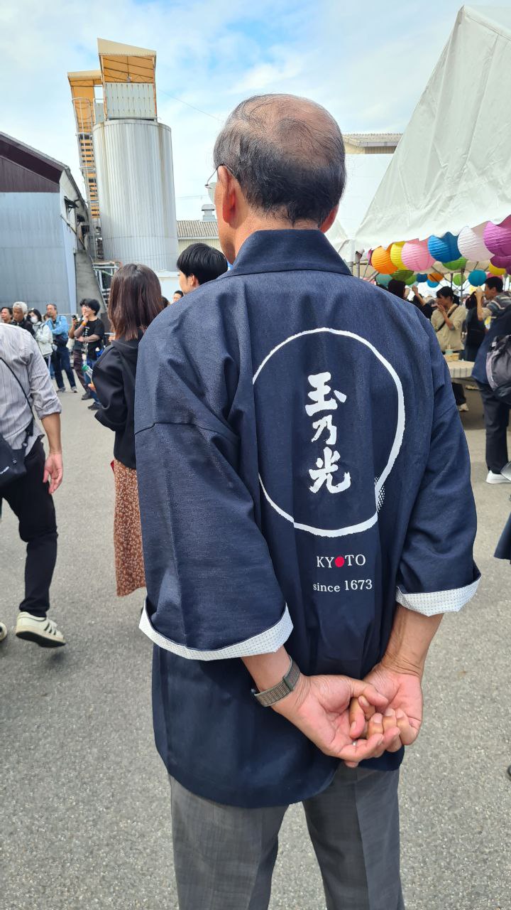 🇬🇧 English Translation There was also a talk show by the toji (master brewers), and it was a wonderful experience to enjoy listening to their stories while sipping sake. It was such a relaxing and pleasant time. 🇸🇪 Swedish Translation Det hölls också ett samtal av toji (mästerbryggarna), och det var en härlig upplevelse att lyssna på deras berättelser medan jag njöt av sake. Det var en avkopplande och mycket trevlig stund.