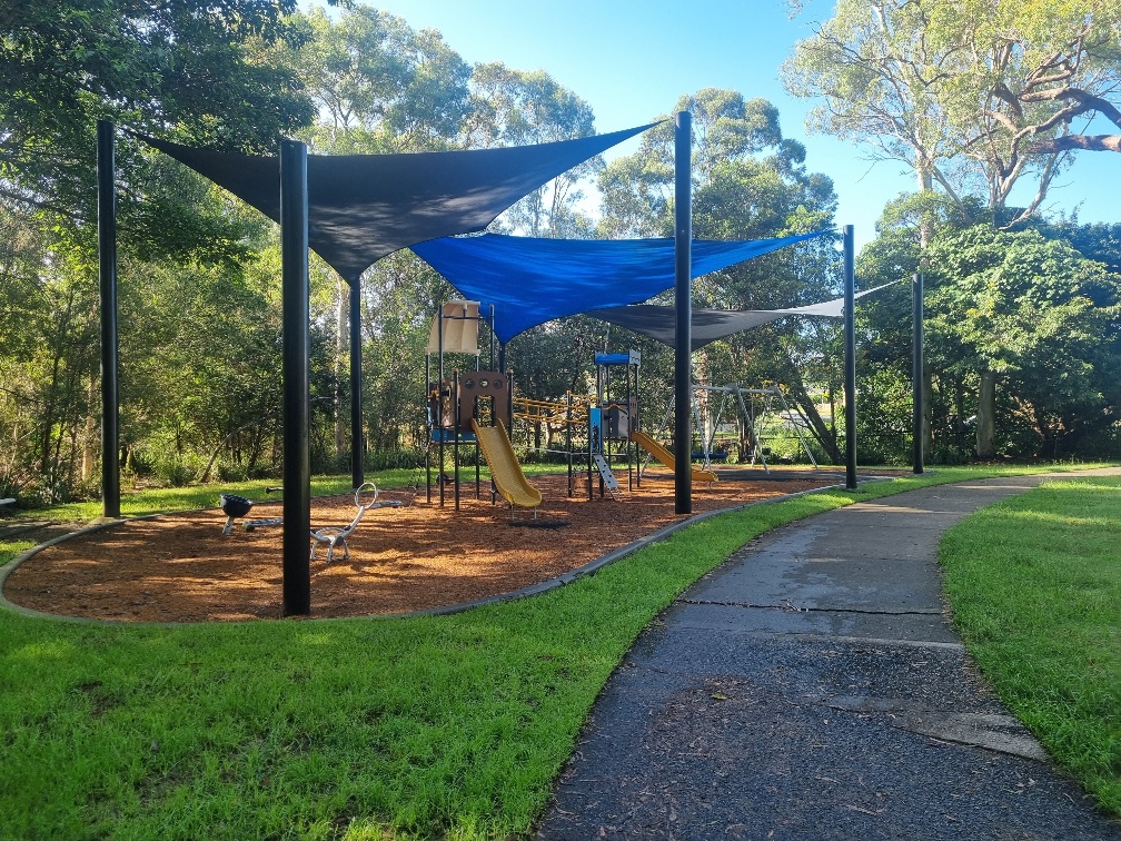 There were a couple of nice little play grounds along the path.