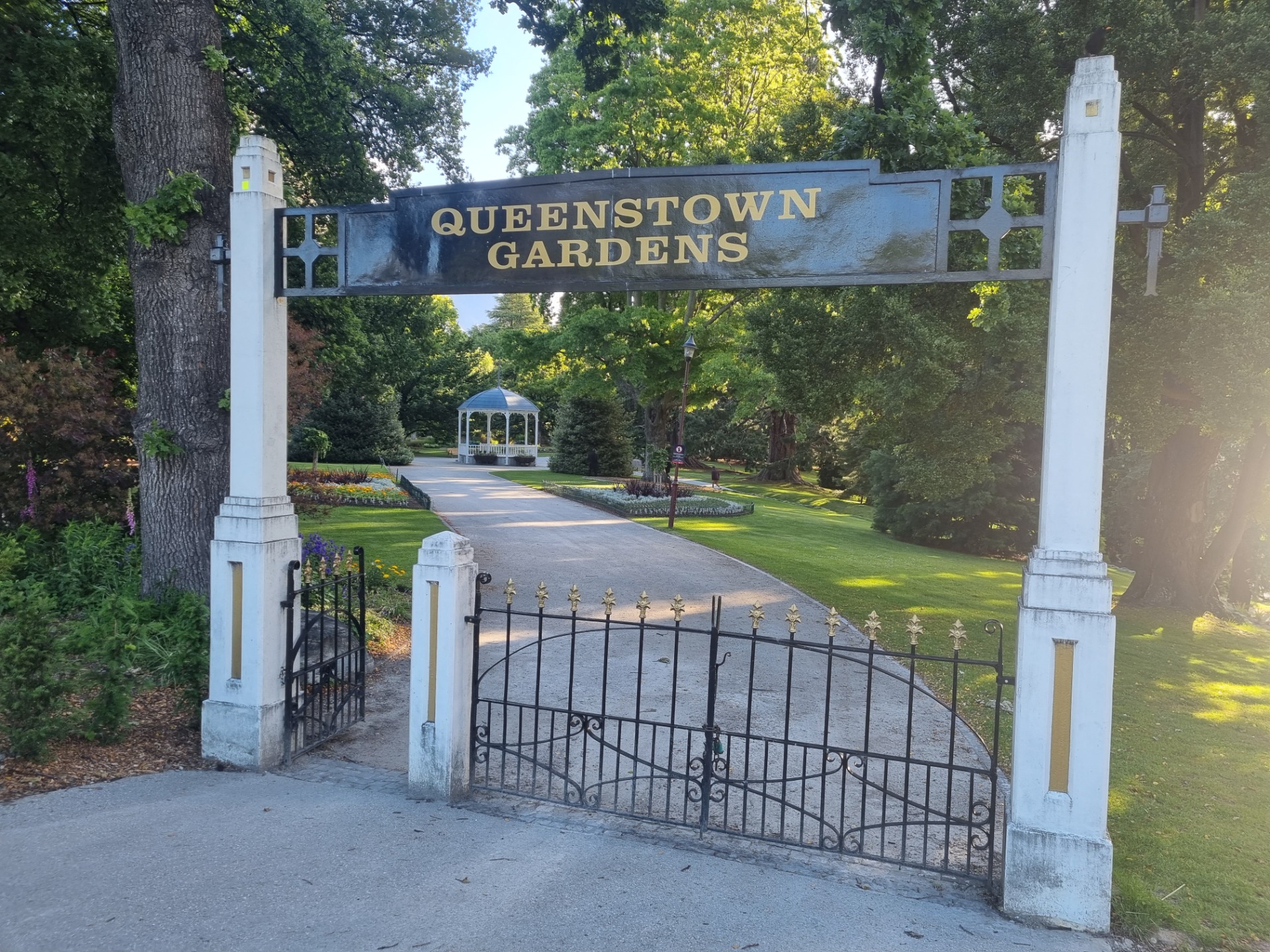 Queenstown parkrun would have to be one of the most beautiful courses we have done. Be careful not to run too fast or you will miss all the wonderful scenery. I have been to this town a couple of times over the years but always in the middle of winter to ski and snow board on the snow in the surrounding mountains. Our second International and New Zealand parkrun done back in 2022 was with lots of other people parkrun touristing and collecting stats.