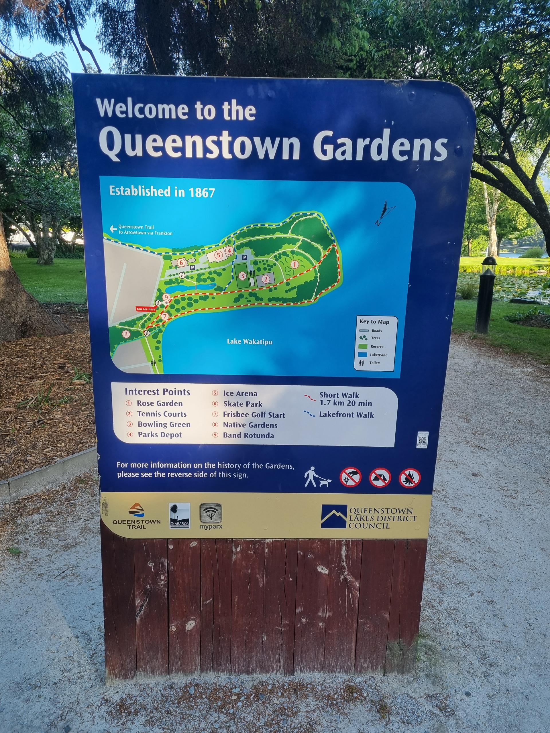 The course has a bit of everything, perfectly manicured botanical gardens, a beautiful lakeside pathway and even some hard packed trail through a Frisbee disk course. Two and half kilometres out then back means you get to see the leaders and everyone else at the event. There are toilets near the rotunda and start line, Coffee and breakfast was in town, chatting and waiting for the results to come through.