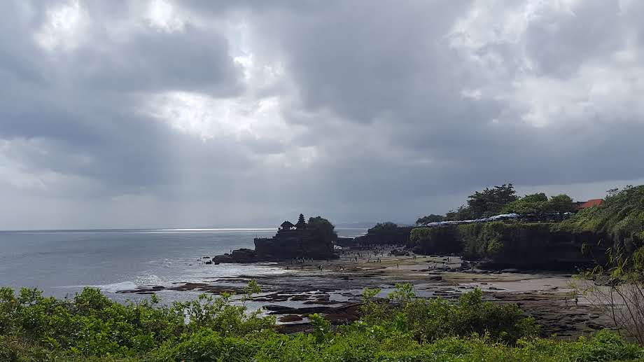 If you see the pic below carefully you can see some blue banners opposite to the Tanha Lot temple. That’s where the eating joints are all located.
