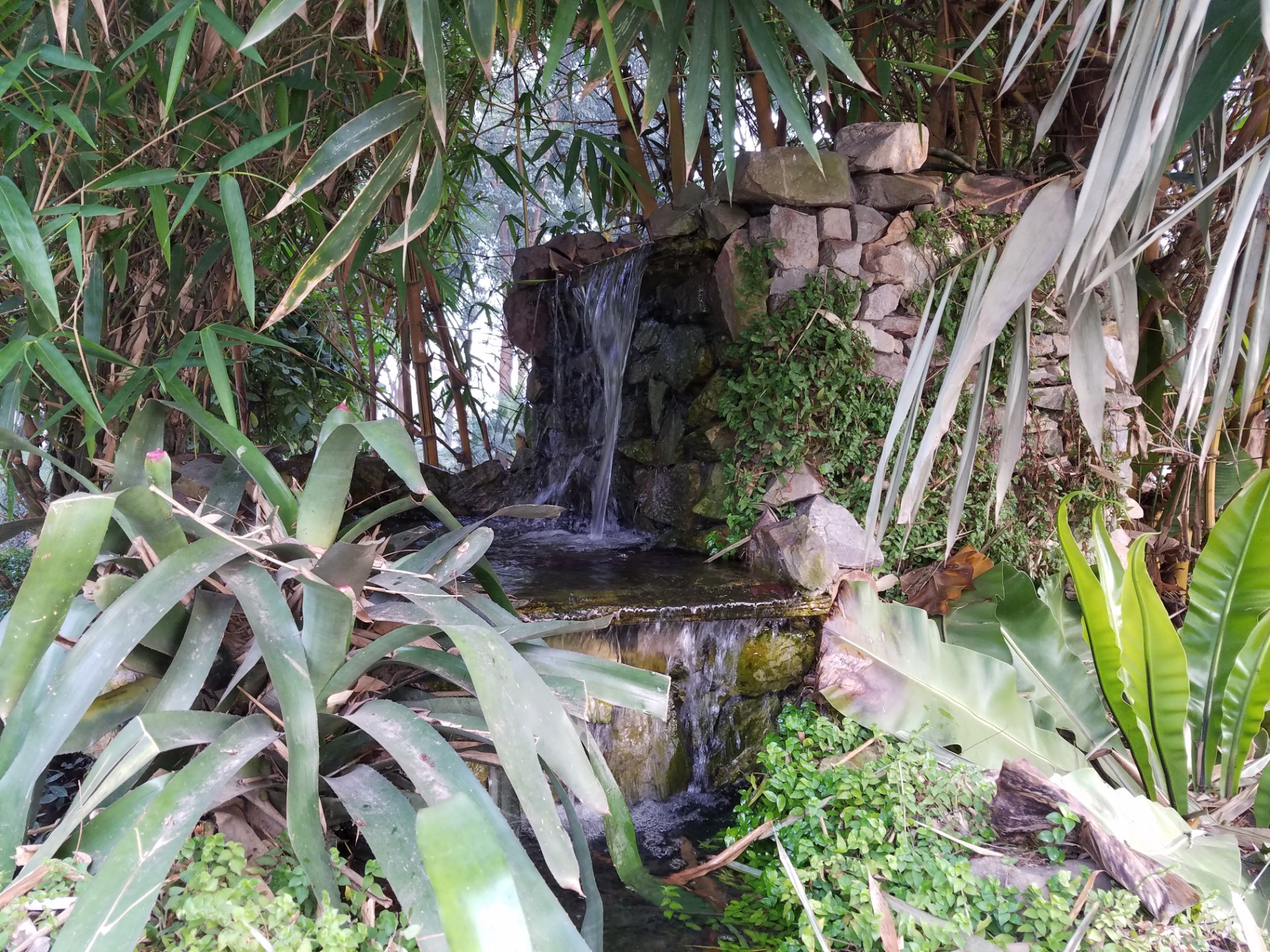 Artificial waterfall