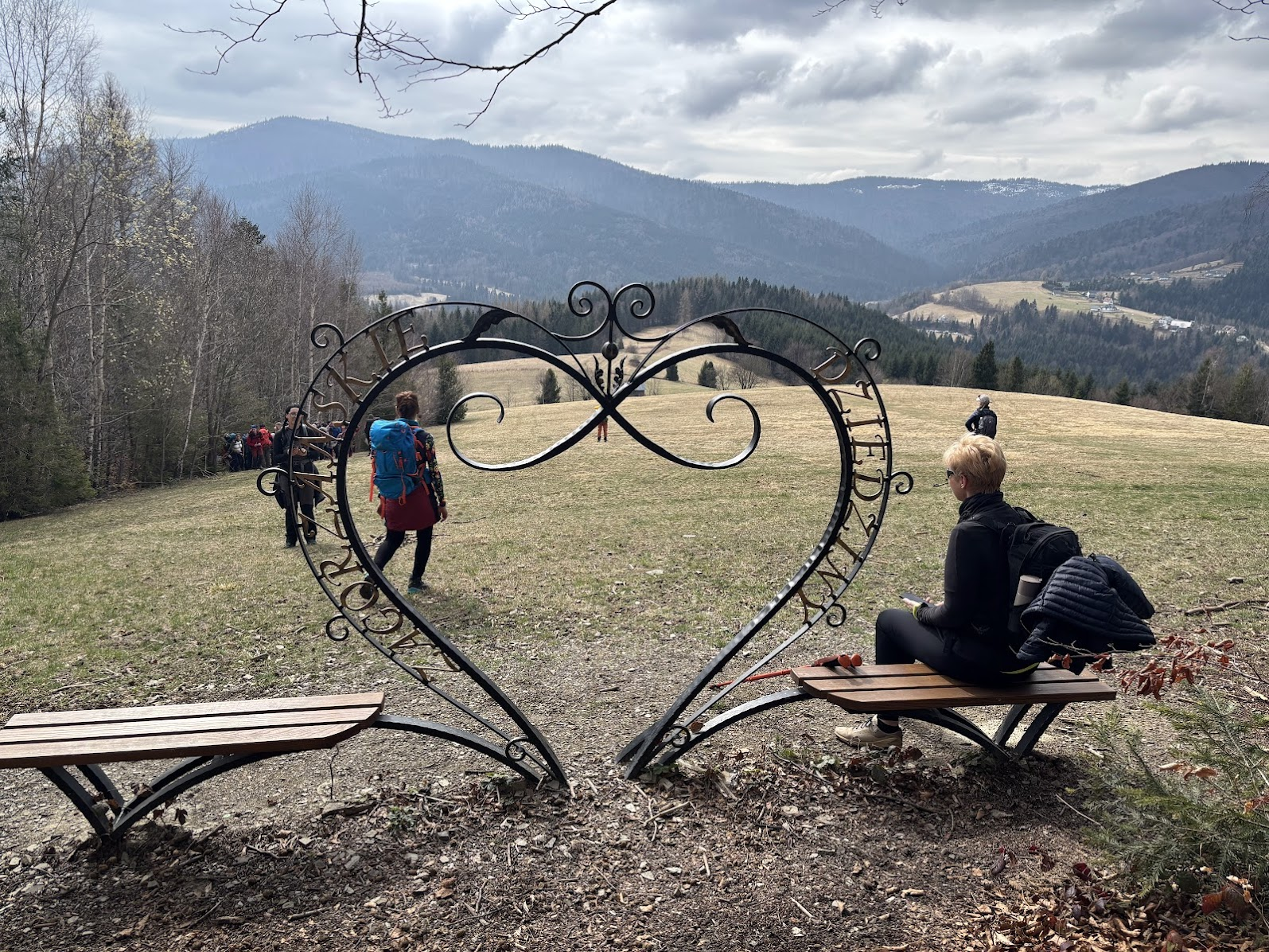 Podejście pod Jasień - patrzymy na Gorce, po lewej stronie szczyt Gorc (1228m) z wieżą widokową