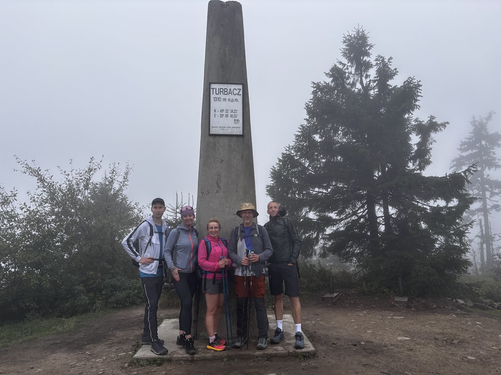 14:03. Turbacz, 1310m n.p.m. (najwyższy punkt na naszym szlaku ”całe Gorce w jeden dzień”)