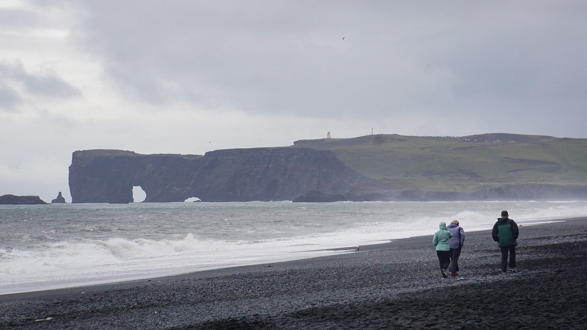 Widok z Reynisfjara na Dyrhólaey