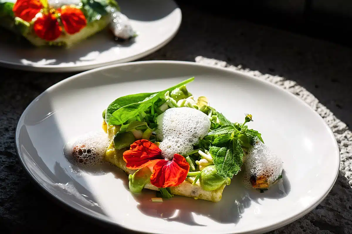 Mussels, young peas, and pistachios are a great trio!