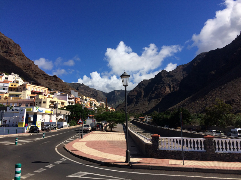 Roundabout at the entrance to Valle Gran Rey village, and the highway leading into the mountains