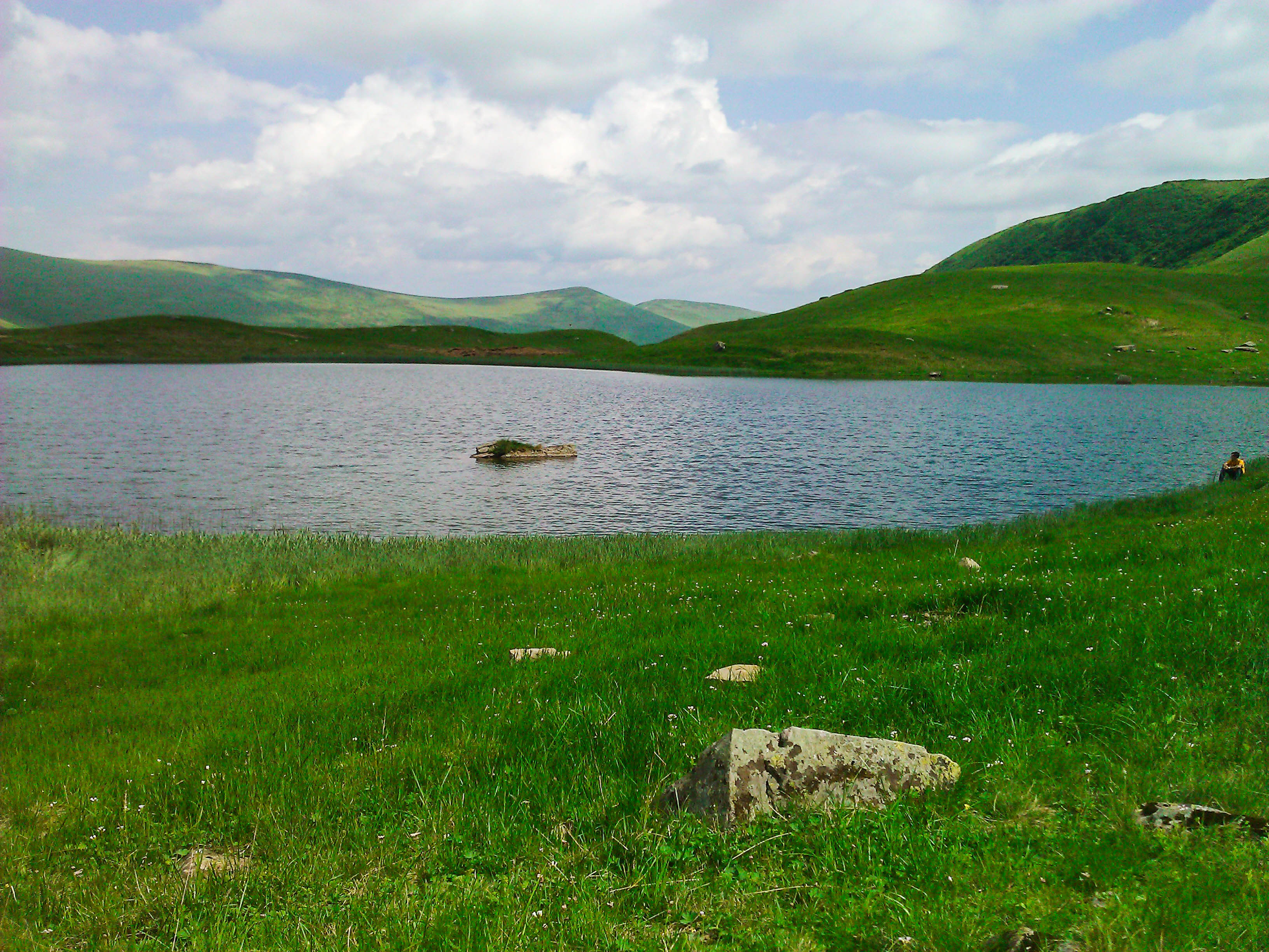 In the middle of the lake is a small rock that looks like a crocodile's head